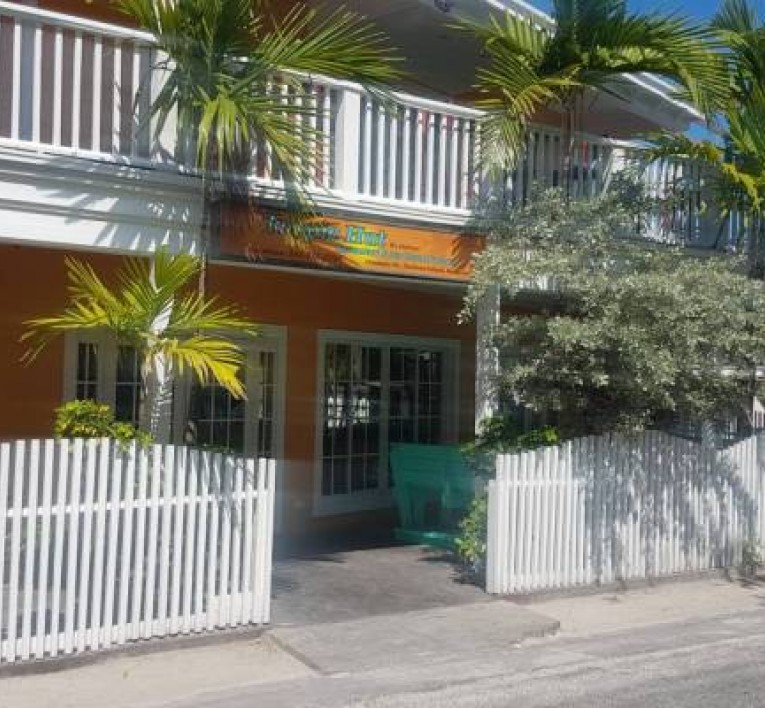 Tropic Hut Harbour Island